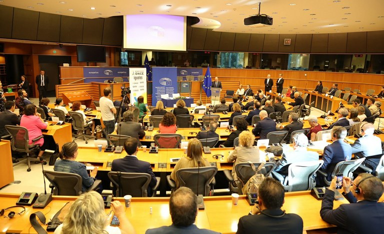 Toda la delegación del Grupo Social ONCE junto a los eurodiputados asistentes en el acto de la firma del acuerdo