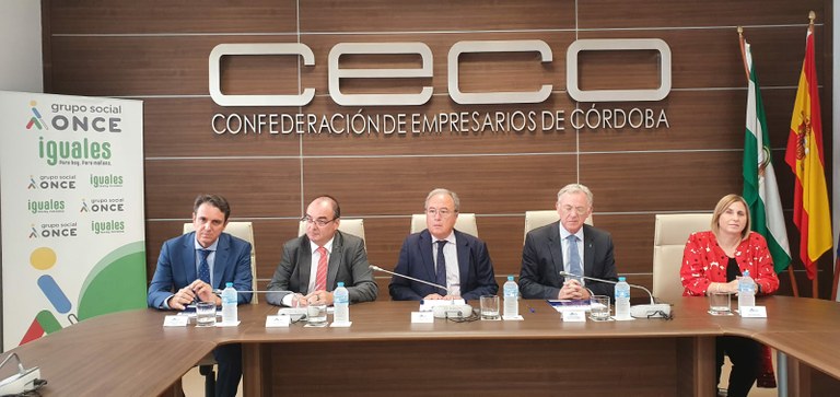 Mesa de la firma del convenio 