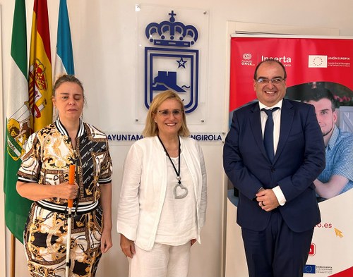 Carcedo junto a la alcaldesa de Fuengirola y el director regional de Inserta Empleo en Andalucía, Francisco López Aguado.