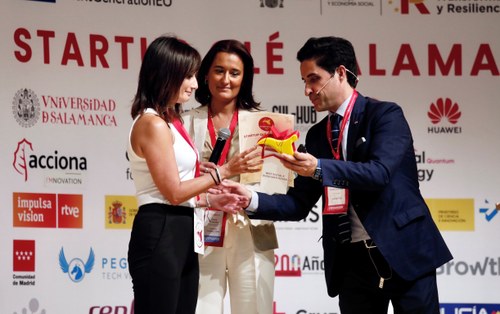 Momento de la entrega del premio 