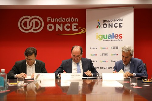 Durán, González de Escalada y Oñoro en el acto de la firma del acuerdo