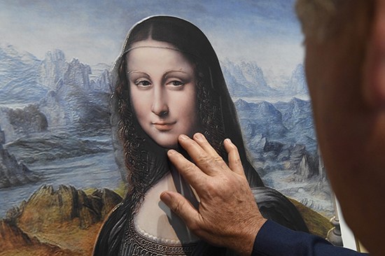 Una persona afiliada reconoce al tacto el lienzo de la Gioconda