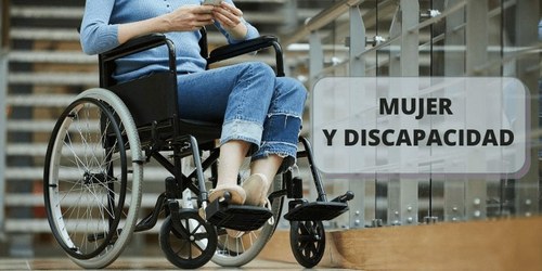 Mujer con discapacidad en silla de ruedas