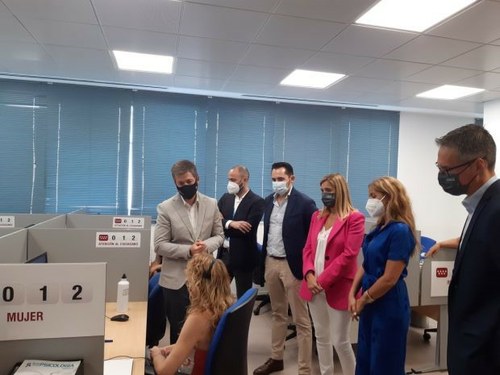 Viista del viceconsejero al centro de Ilunion que atiende el 012 