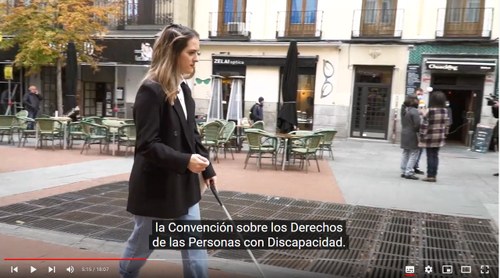 Fotograma del noveno vídeo del proyecto PARVIS, en el que se ve a una joven ciega caminando con bastón blanco
