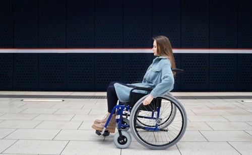 Joven con discapacidad en silla de ruedas