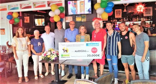 Foto de familia de los asistentes al acto de donación a la FOPG en el local promotor de la iniciativa