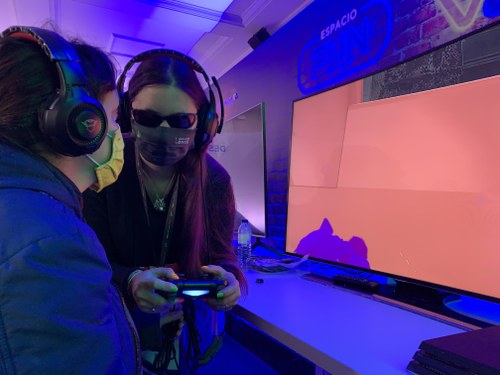 Jugadores ciegos de videojuegos en la feria Tifloinnova 2022