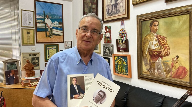 Manuel Reina muestra su último libro 'Memorias de un cegato'