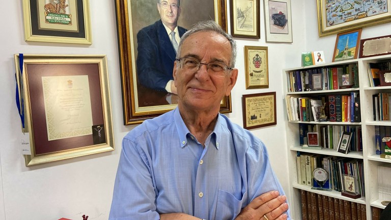 Manuel Reina posa rodeado de libros y recuerdos 
