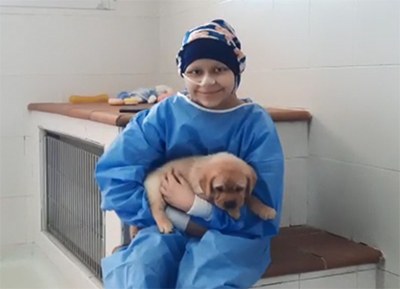 Alba con uno de los cachorros en brazos