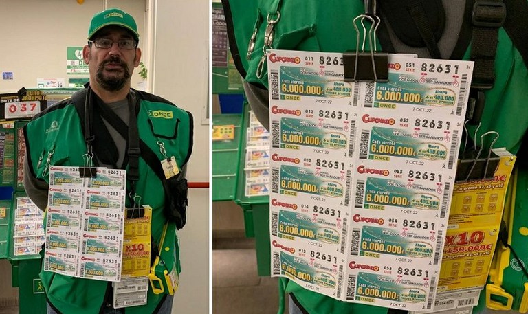 Nuestro compañero vendedor de la ONCE, Paco, mostrando los nuevos cuponazos de viernes