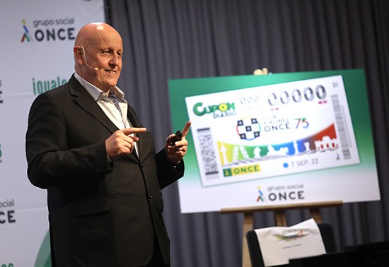 Leontxo García en un momento de la presentación junto a la imagen del cupón