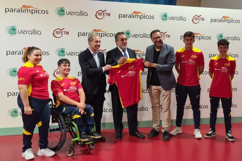 Foto de familia de responsables institucionales y los deportistas de el equipo promesas paralímpicas de Verallia