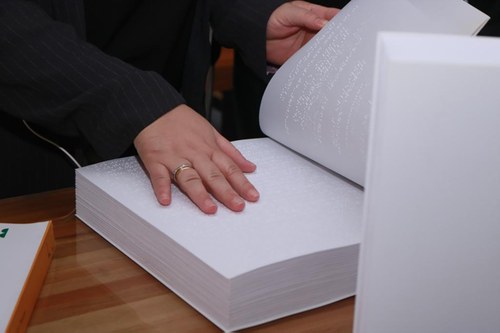 Otro de los libros en braille donados a la biblioteca
