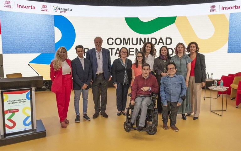 Foto de familia de la presentación del proyecto Por Talento Joven