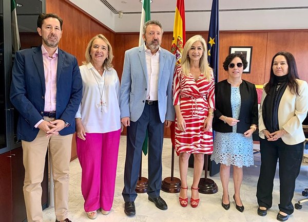 Foto de familia de los participantes en la reunión