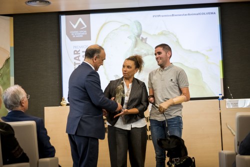 Eli y Alberto junto a Xabat en la entrega del premio
