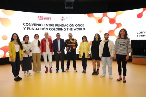 Foto de familia de los participantes en la firma
