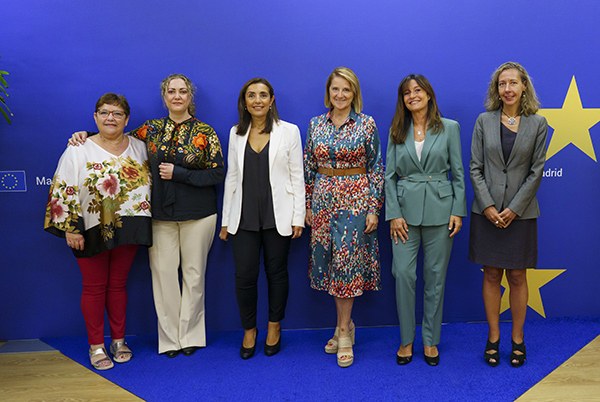 Foto de familia de la eurodiputada francesa y las responsables españolas