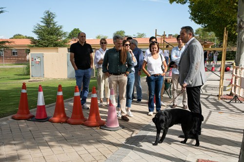El coordinador de la FOPG con los visitantes junto a uno de los perros 