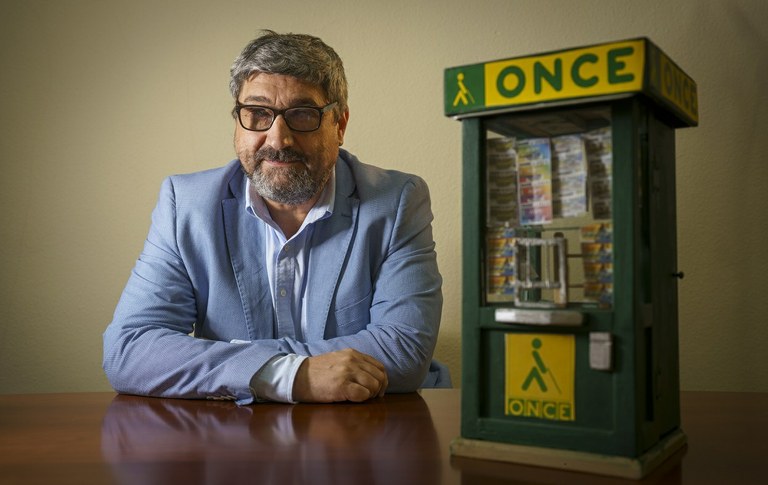 José Luis Pinto en su despacho del Consejo General junto a una maqueta artesanal de unos de los históricos kioscos de la ONCE