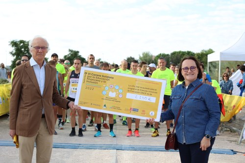 Sabina Lobaro y Vicente Reig muestran la aportación solidaria de la carrera