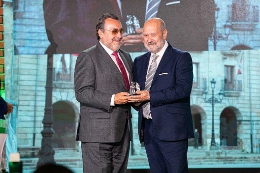 Isidoro con el presidente Miguel Carballeda, en la gala del vendedor del año