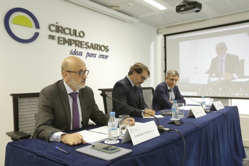 El presidente del Círculo de Empresarios, Manuel Pérez-Sala; el presidente del Grupo de Trabajo de ESG del Círculo, Francisco Román, y el expertos de EY Alberto Andreu en la presentación | Foto: Círculo de Empresarios