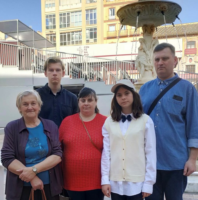 Roman con su familia (padres, hermana y abuela), en Sevilla 
