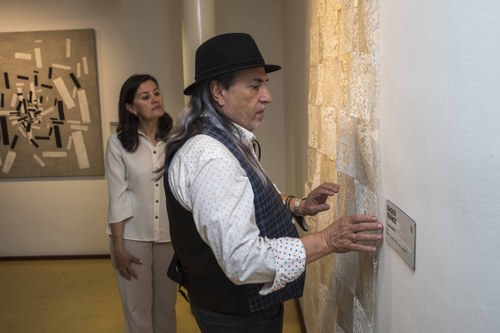 Raquel Pérez y un afiliado recorren la exposición