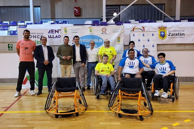 Foto de familia de la entrega de silla de ruedas