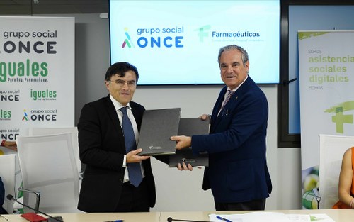 Durán y Aguilar se intercambian los documentos del acuerdo