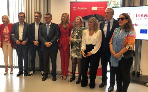 Foto de familia de los responsables en la inauguración de la sede de Inserta en Murcia