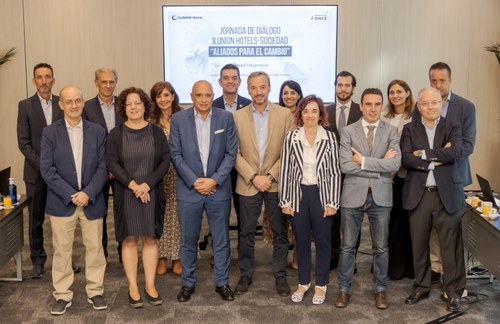 Foto de familia de los participantes en la jornada