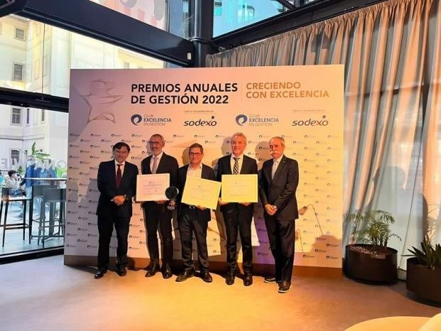 Foto de familia de los premiados por el Club Excelencia, entre ellos, Alberto Durán, vicepresidente de Ilunion