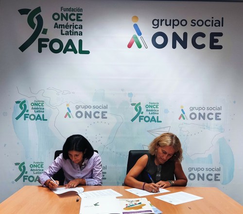 Estefanía Mirpuri y Ana Arancibia firmando el acuerdo