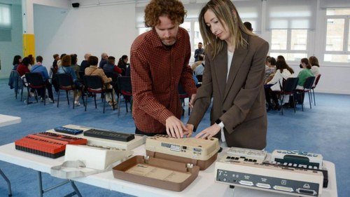Adultos tocando algunos materiales de la exposición sobre el Braille Foto/ Faro de Vigo (Gustavo Santos)