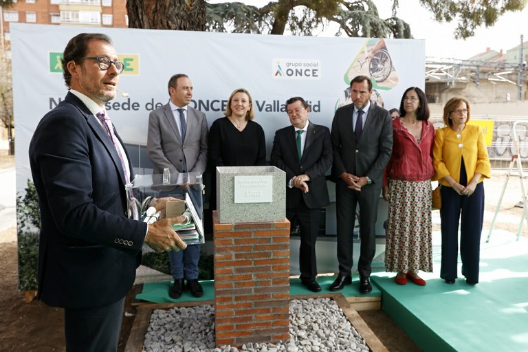 El delegado territorial, Ismael Martínez, con la urna que alberga la primera piedra del nuevo edicifio