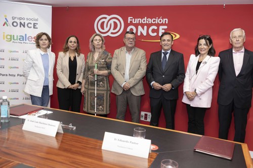 Foto de familia de los representantes de las dos entidades