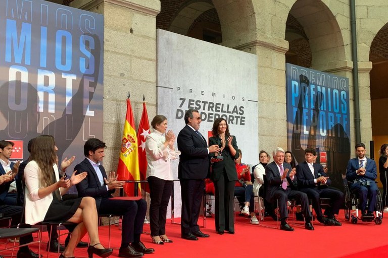 Miguel Carballeda recoge el premio de  manos de la presidenta Ayuso
