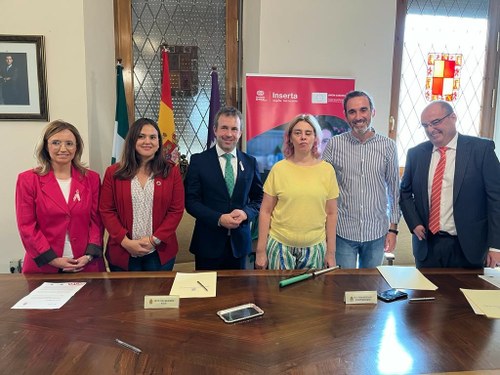 Foto de familia de la firma del acuerdo entreel ayuntamiento de Jaén e Inserta