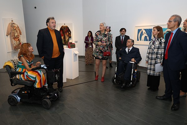 Un momento de la visita tras la inauguración