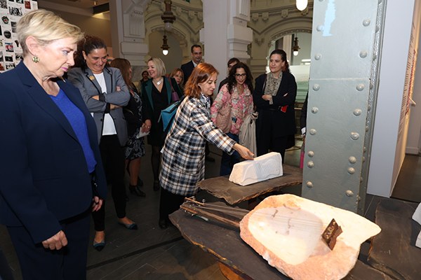 La comitiva realiza una visita a la exposición tras la inauguración