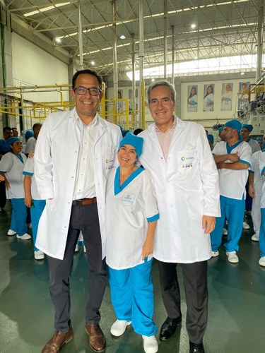 Curro Centeno y Oñoro, junto a una de las trabajadoras de la lavandería colombiana