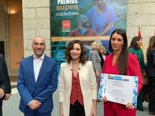 Ayuso en el centro, junto a Mónica Parra sujetando el diploma de accésit