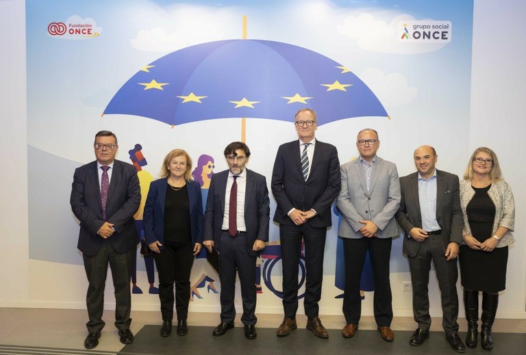 Foto de familia de la delegación europea y de la Fundación ONCE