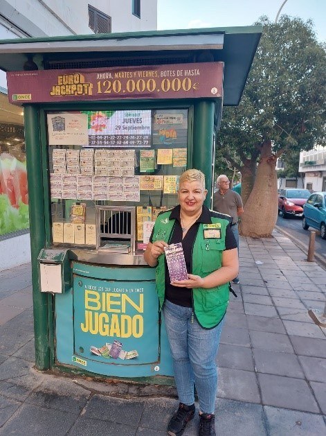 Mari Carmen Mendez junto a un kiosco de la ONCE