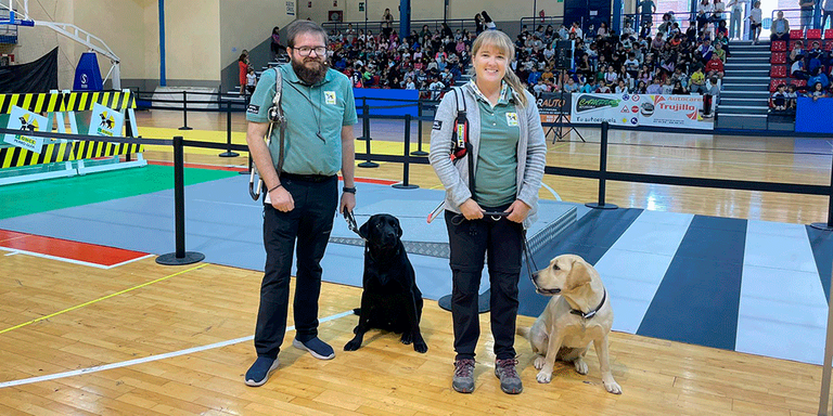 Instructores y perros guía participantes  en la actividad