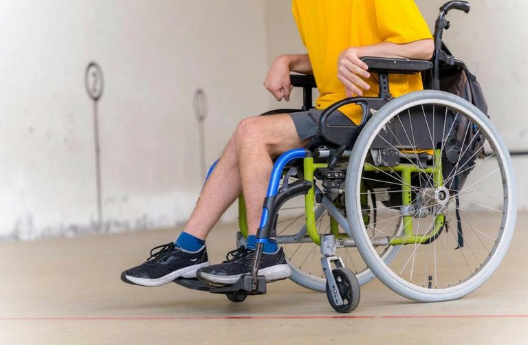 Persona en silla de ruedas